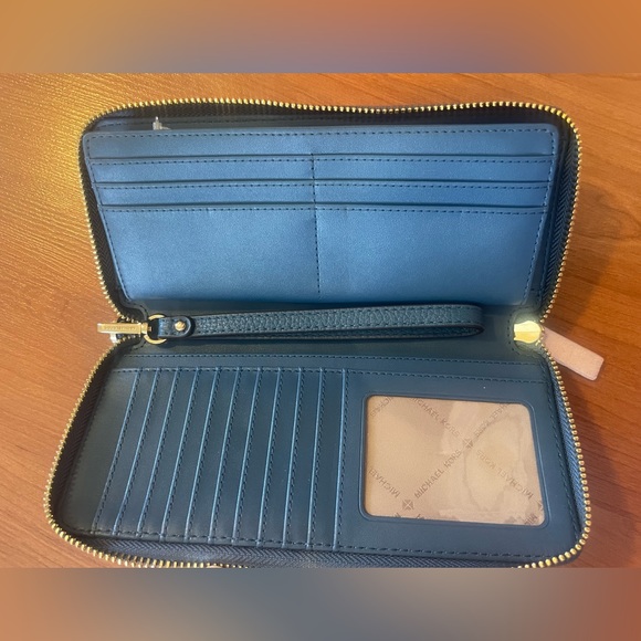 Michael Kors Wallet - Picture 14 of 16